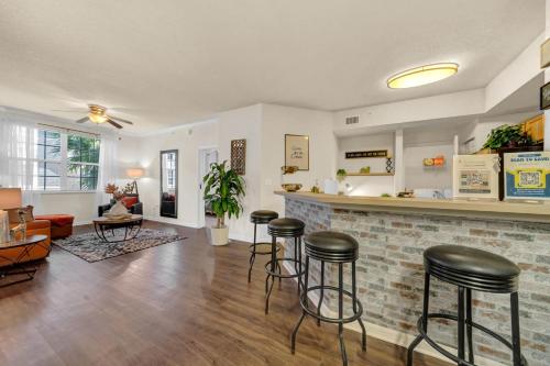 Cozy 2br2ba Minutes To Airport & Westchase #1 near Wildlife on Easy Street/Big Cat Rescue