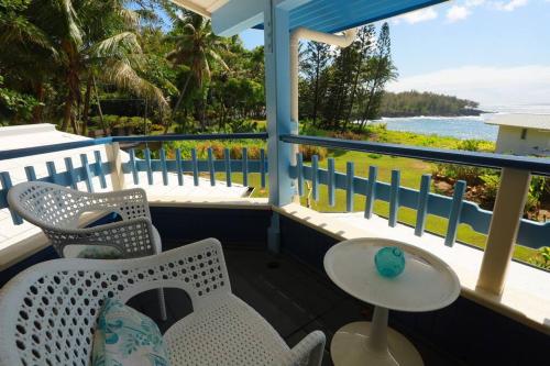 kehena black sand beach house - ocean view swim spa detail