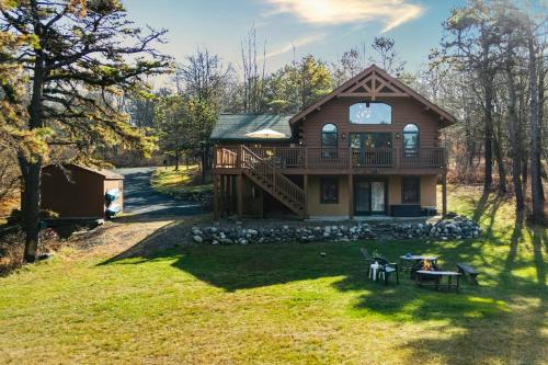 Deer Haven Cabin by AvantStay Waterfront Dock Firepit in Long Pond, USA