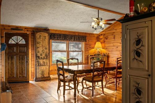 Deer Haven Cabin by AvantStay Waterfront Dock Firepit in Long Pond, USA