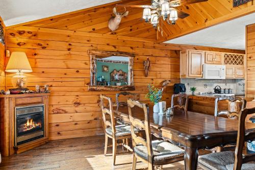 Deer Haven Cabin by AvantStay Waterfront Dock Firepit in Long Pond, USA