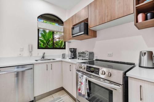 Pool Oasis, Concierge & 5min drive to the Beach in พอเทรโร่