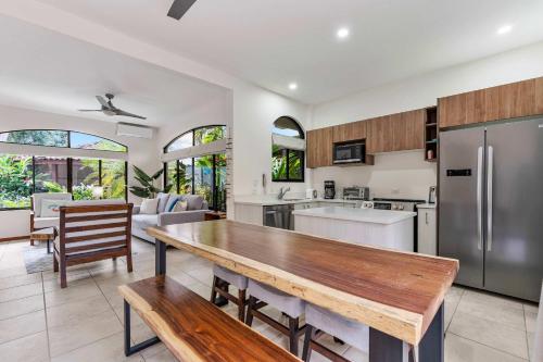 Pool Oasis, Concierge & 5min drive to the Beach in พอเทรโร่