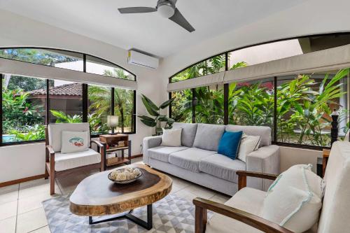 Pool Oasis, Concierge & 5min drive to the Beach in พอเทรโร่
