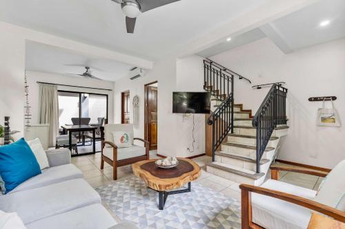 Pool Oasis, Concierge & 5min drive to the Beach in พอเทรโร่