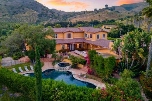 Keys Creek by AvantStay Sleeps 42 Luxury Estate in Valley Center, USA
