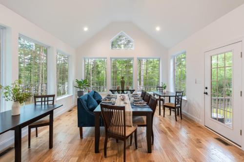 Luxuriously Lakeside by AvantStay Lakefront Retreat w Game Room in Blakeslee, USA