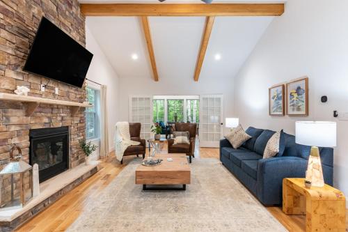 Luxuriously Lakeside by AvantStay Lakefront Retreat w Game Room in Blakeslee, USA