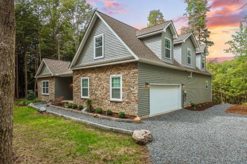 Luxuriously Lakeside by AvantStay Lakefront Retreat w Game Room in Blakeslee, USA
