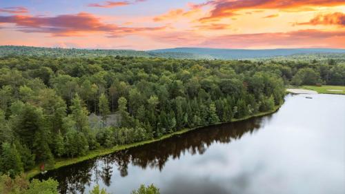 Luxuriously Lakeside by AvantStay Lakefront Retreat w Game Room in Blakeslee, USA