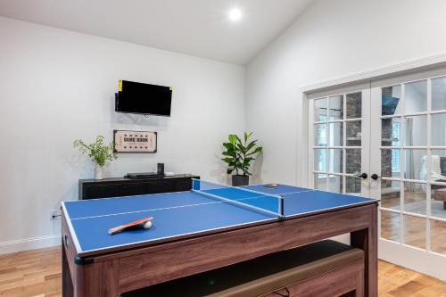 Luxuriously Lakeside by AvantStay Lakefront Retreat w Game Room in Blakeslee, USA