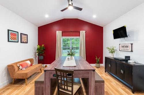 Luxuriously Lakeside by AvantStay Lakefront Retreat w Game Room in Blakeslee, USA