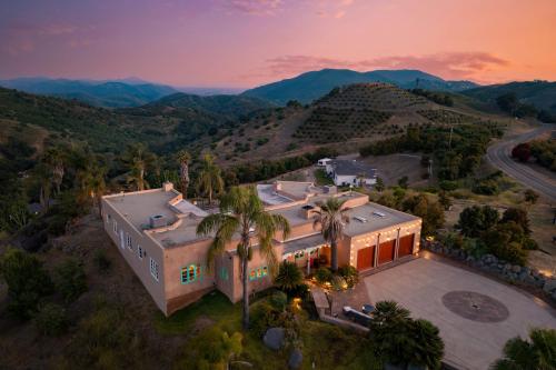 Mountaintop Adobe by AvantStay Pool Hot Tub Panoramic Views in Temecula, USA