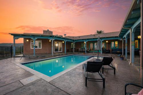 Mountaintop Adobe by AvantStay Pool Hot Tub Panoramic Views in Temecula, USA