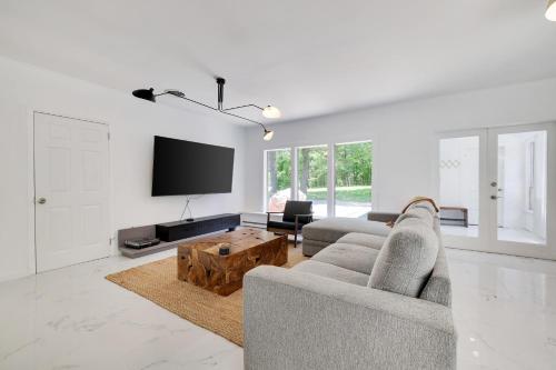 Paradise Retreat by AvantStay Pool Hot Tub Game Room in Cresco, USA