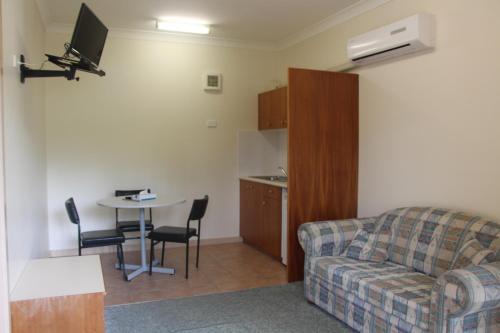 Pioneer Way Motel Room Type - Executive Queen Suite