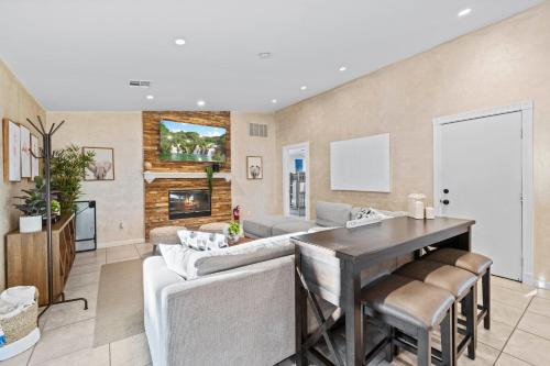 Park View by AvantStay Pool Game Room Hot Tub 10min to Downtown in Palm Springs, USA