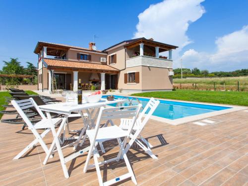  Villa Roa, Ferienwohnung in Tinjan