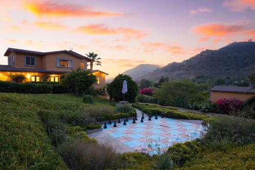 Keys Creek and Casita - AvantStay Sleeps 30 Estate Vineyard Pool Courts Theater Views in Valley Center, USA