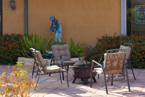 Keys Creek and Casita - AvantStay Sleeps 30 Estate Vineyard Pool Courts Theater Views in Valley Center, USA