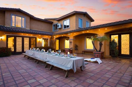 Keys Creek and Casita - AvantStay Sleeps 30 Estate Vineyard Pool Courts Theater Views in Valley Center, USA