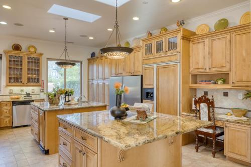 Keys Creek and Casita - AvantStay Sleeps 30 Estate Vineyard Pool Courts Theater Views in Valley Center, USA