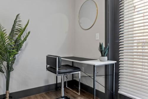 Modern 1BR Retreat Pool Free Wi-Fi Free Parking in Austin, USA