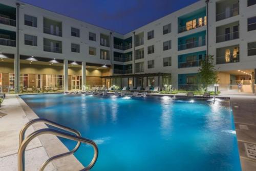 Modern 1BR Retreat Pool Free Wi-Fi Free Parking in Austin, USA