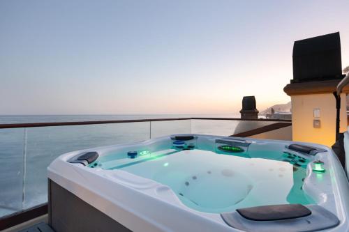 Malibu Beach House Bliss by AvantStay Beachfront Private Beach Access in Malibu, USA