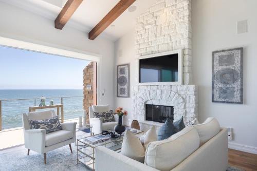Malibu Beach House Bliss by AvantStay Beachfront Private Beach Access in Malibu, USA
