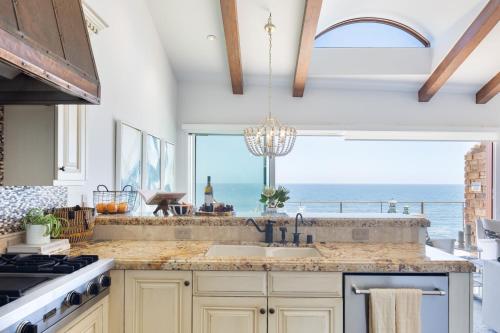 Malibu Beach House Bliss by AvantStay Beachfront Private Beach Access in Malibu, USA