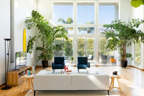 Beachcomber by AvantStay Elegant Modern Estate w Pool Hot Tub Outdoor Dining in Encinitas, USA