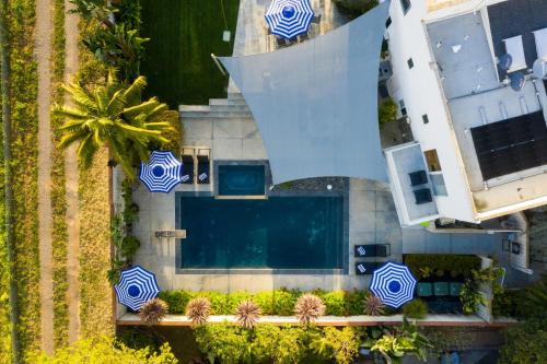 Beachcomber by AvantStay Elegant Modern Estate w Pool Hot Tub Outdoor Dining in Encinitas, USA