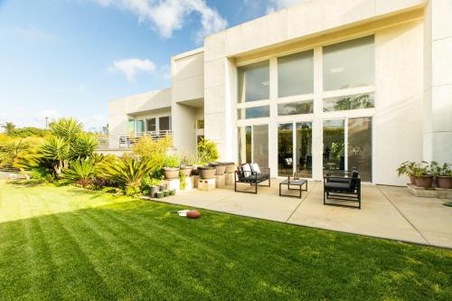 Beachcomber by AvantStay Elegant Modern Estate w Pool Hot Tub Outdoor Dining in Encinitas, USA