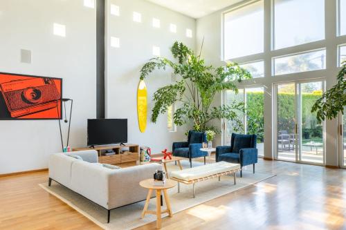 Beachcomber by AvantStay Elegant Modern Estate w Pool Hot Tub Outdoor Dining in Encinitas, USA
