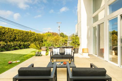 Beachcomber by AvantStay Elegant Modern Estate w Pool Hot Tub Outdoor Dining in Encinitas, USA