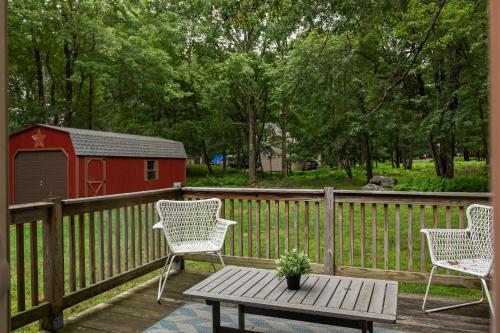 Trail House by AvantStay Walk to Creek Deck in Albrightsville, USA