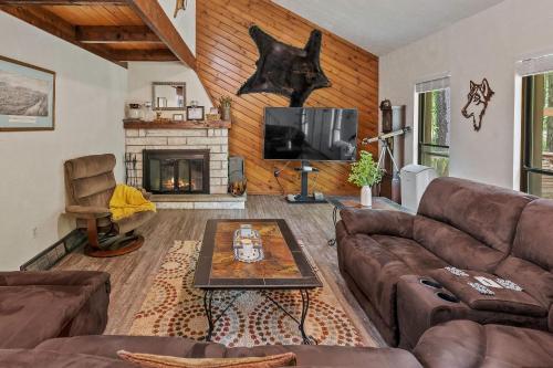 Mountain Must-Have by AvantStay Indoor Hot Tub Game Room Fire Pit in Blakeslee, USA