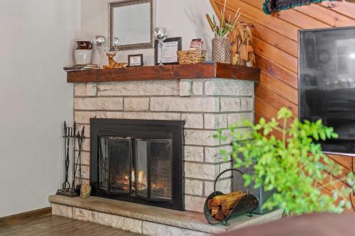 Mountain Must-Have by AvantStay Indoor Hot Tub Game Room Fire Pit in Blakeslee, USA
