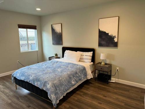 Cozy & modern SFH full kitchen garage parking gated yard in Monrovia, USA