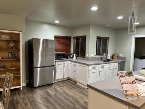 Cozy & modern SFH full kitchen garage parking gated yard in Monrovia, USA