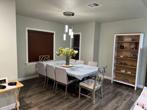 Cozy & modern SFH full kitchen garage parking gated yard in Monrovia, USA
