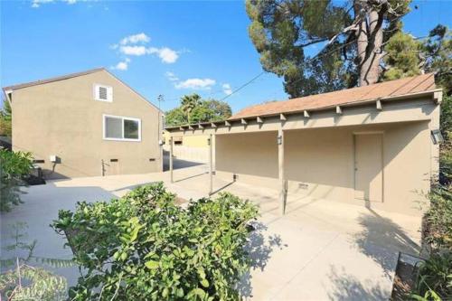Cozy & modern SFH full kitchen garage parking gated yard in Monrovia, USA