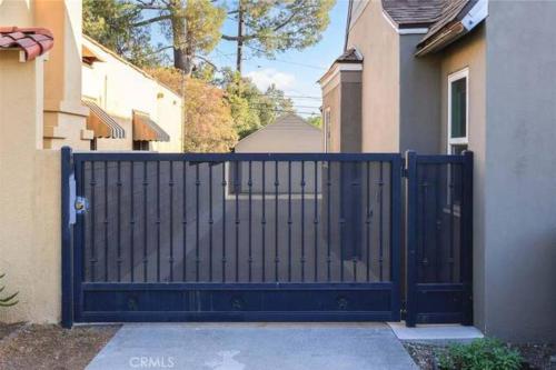 Cozy & modern SFH full kitchen garage parking gated yard in Monrovia, USA