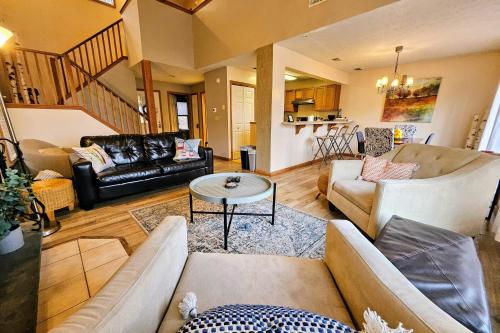 Summit Serenity by AvantStay Central Location w Mountain Views Deck in Crescent Lake, USA
