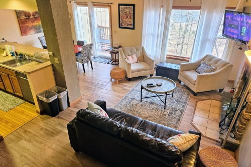 Summit Serenity by AvantStay Central Location w Mountain Views Deck in Crescent Lake, USA
