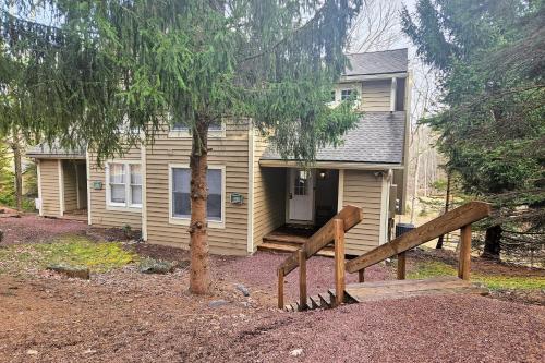 Summit Serenity by AvantStay Central Location w Mountain Views Deck in Crescent Lake, USA