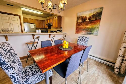 Summit Serenity by AvantStay Central Location w Mountain Views Deck in Crescent Lake, USA