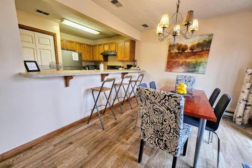 Summit Serenity by AvantStay Central Location w Mountain Views Deck in Crescent Lake, USA