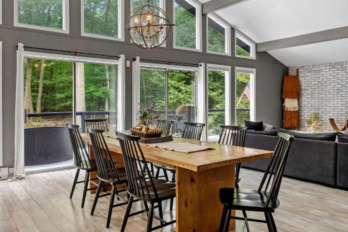 The Evergreen Escape by AvantStay Modern Cabin w Volleyball Court Hot Tub in Stroudsburg, USA